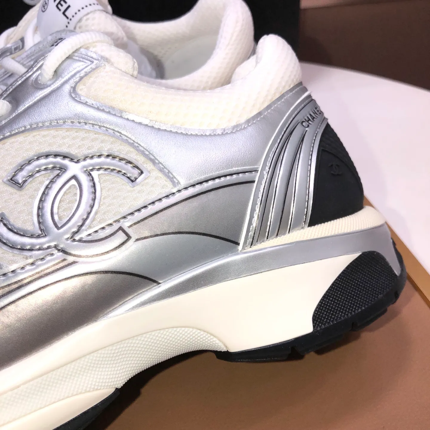 Men's shoes💰600💰【CHANEL】(Chanel couple's model)👩‍❤️‍💋‍👨The latest all-season shoes🔥🔥The ultimate derivative model. Not only are you more fashionable on your feet, but wearing flat shoes can also lengthen your overall body shape ~ "Features" The simple upper is paired with conspicuous small fragrant cloth strips, which is fashionable and high-end. 💕💕Selected Chanel fabric for the upper, comfortable and soft fabric lining available in 5 colors 🐎Size: (women's 35-39, customized 40. Men's 38-44, customized 45)